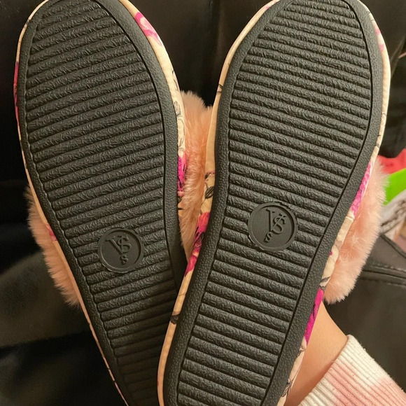 NWT VICTORIAS SECRET SLIPPERS - Picture 3 of 4